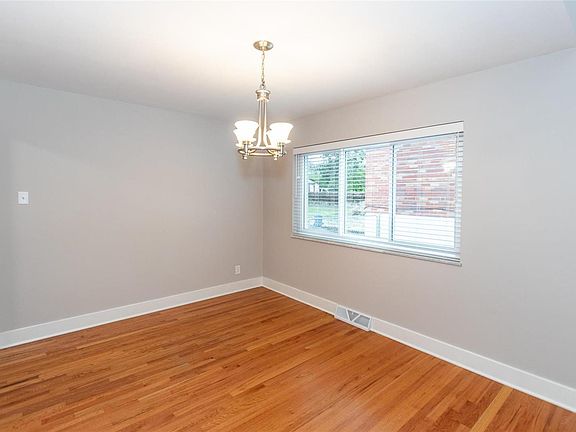 4th image of 833 Warder Ave