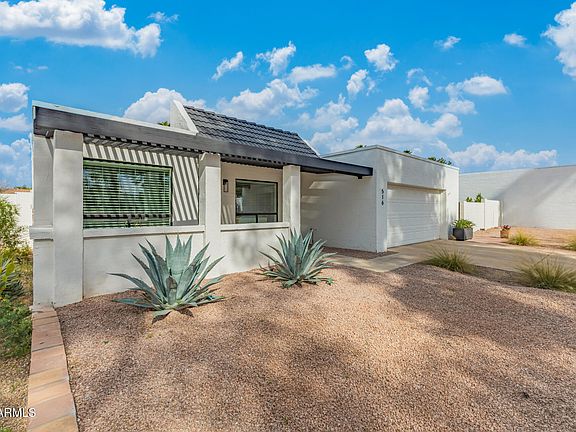 3rd image of 516 E PIPING ROCK Road