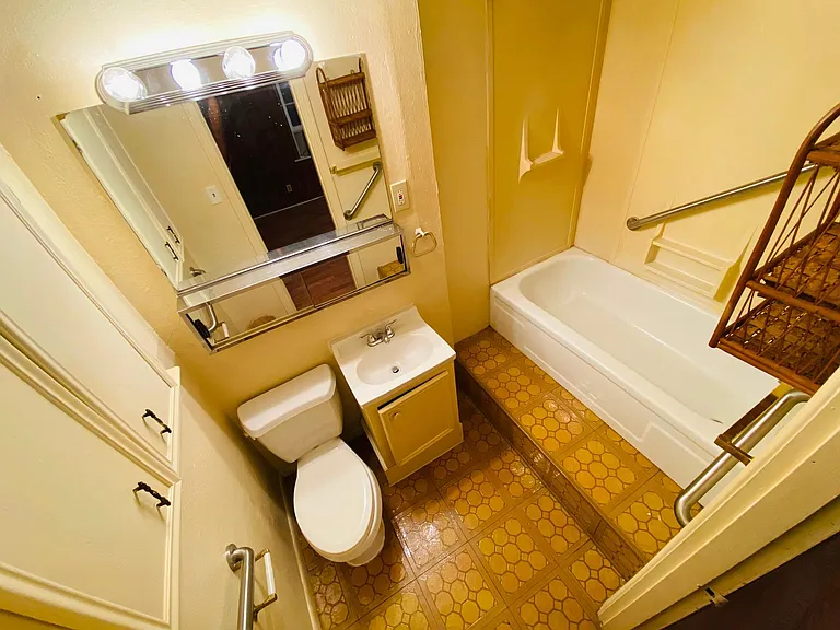 365 E Irby St — Photo 16