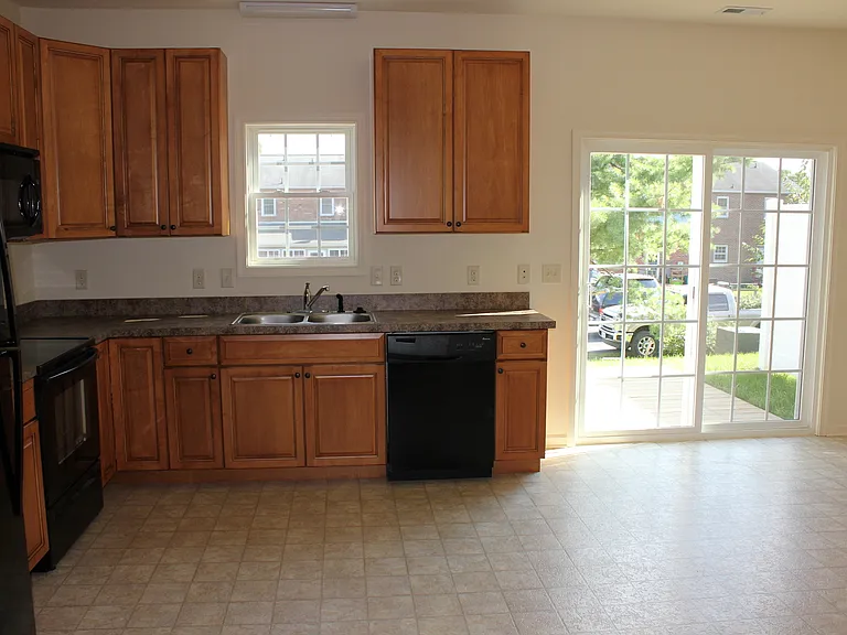 1033 Wellington Dr — Photo 8
