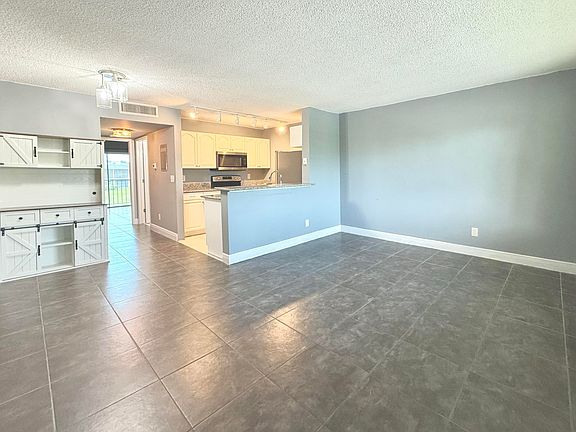 4th image of 1625 Meadows Cir W