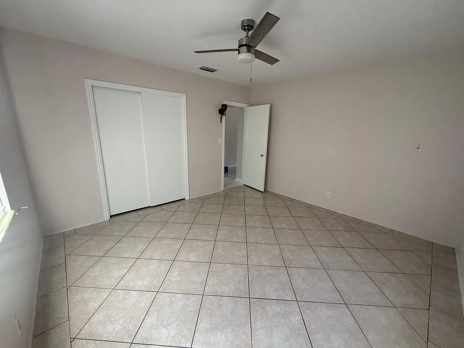 4 bed, 6752 sqft, $3,800 — Photo 4