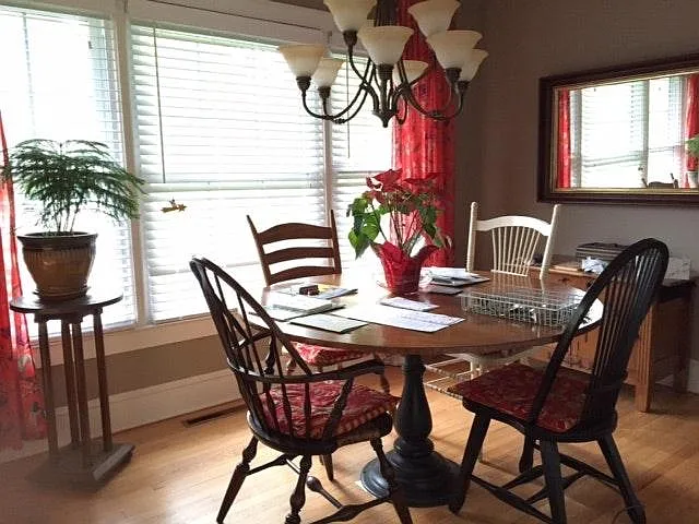 Dining Room - windows look out toward the front yard.