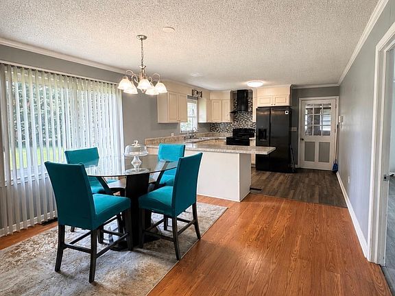 3rd image of 2600 Warren Dr