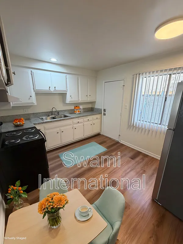 2 bed, 1.5 bath, 912 sqft, $2,375 — Photo 2