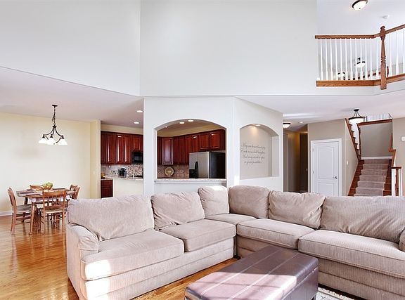 3rd image of 11918 S Holly Ct
