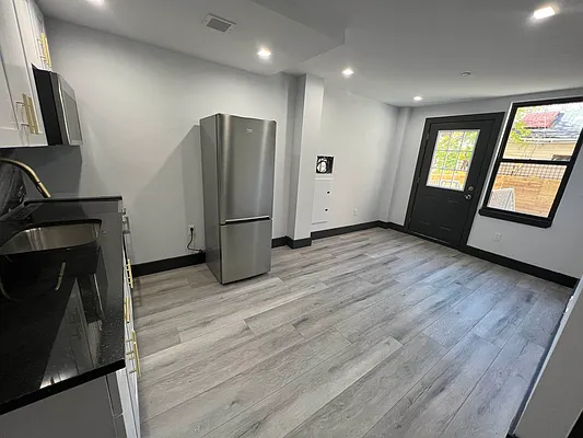 Rented by Delmark Realty LLC | media 52