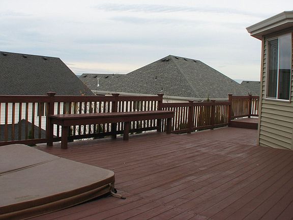 Huge Deck w/ Built-in Hot Tub