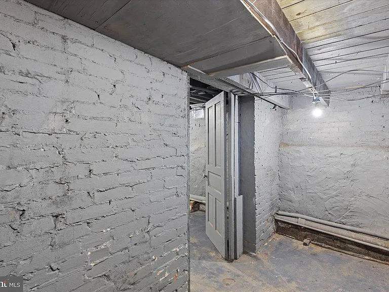 231 S Broadway — Photo 26