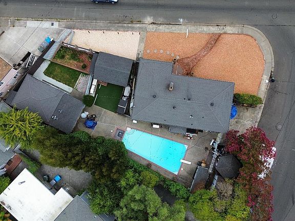 3rd image of 2333 - 2335 Franklin Avenue