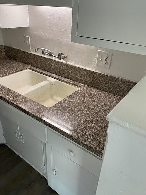 2nd image of 57 1/2 4557th St