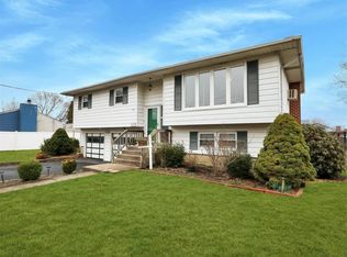 572 Empire Ave, West Babylon, NY 11704