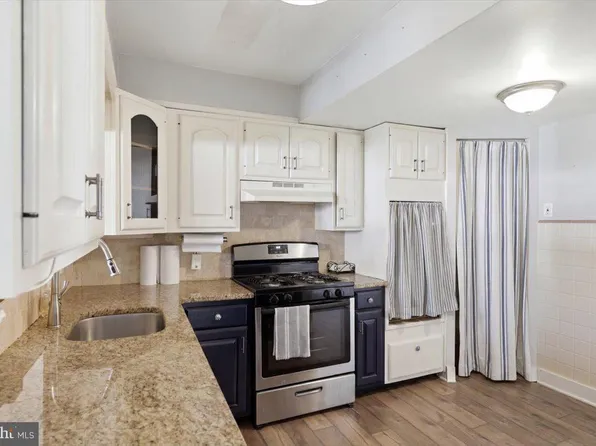 355 Hibbs Ave, Glenolden, PA 19036