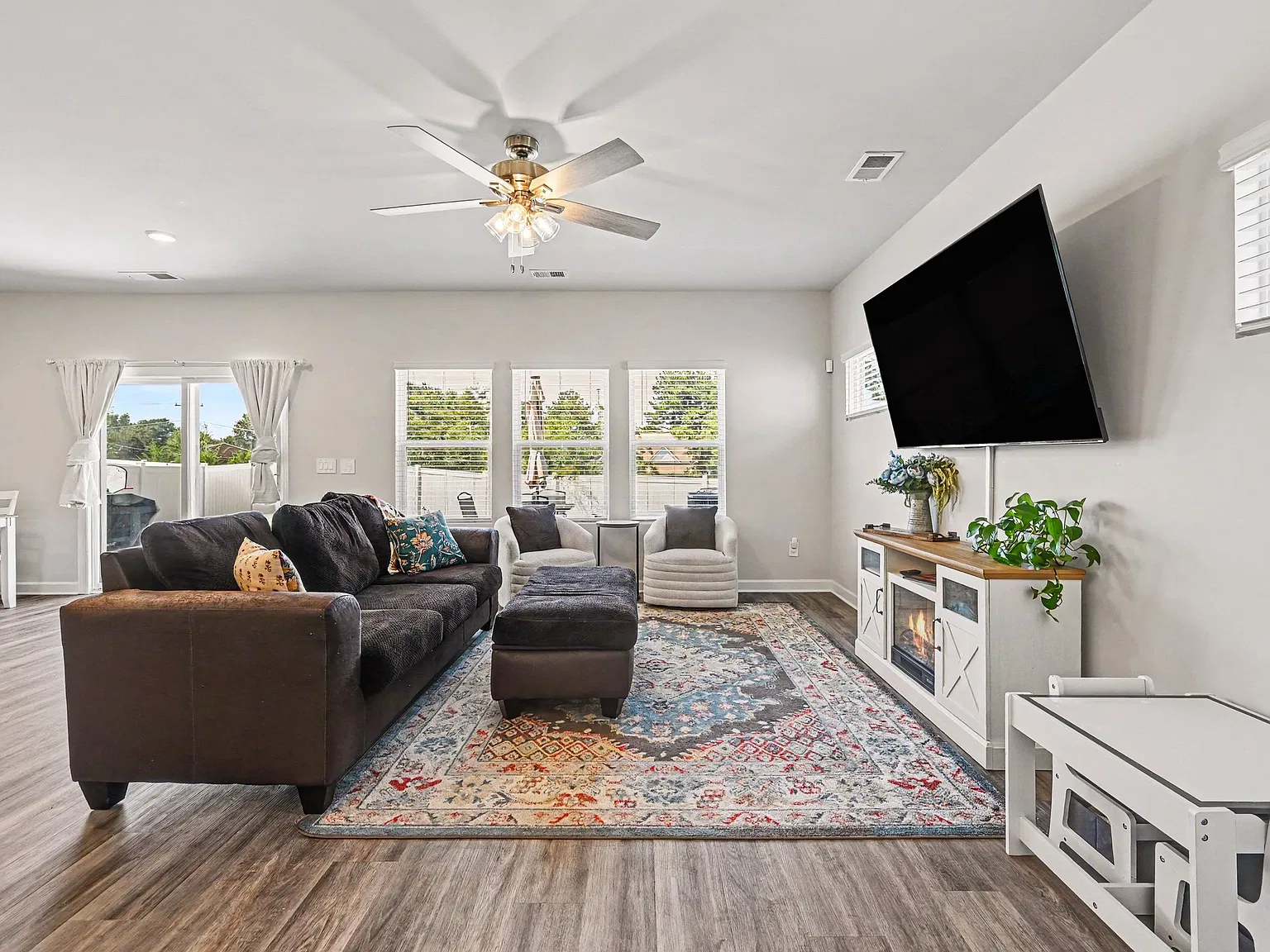 4 bed, 2.5 bath, 2008 sqft, $2,400 — Photo 4