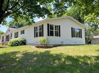 305 4th St NW, Elysian, MN 56028