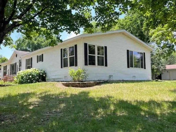 305 4th St NW, Elysian, MN 56028