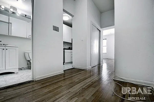 Rented by Urbane Brokerage | media 10