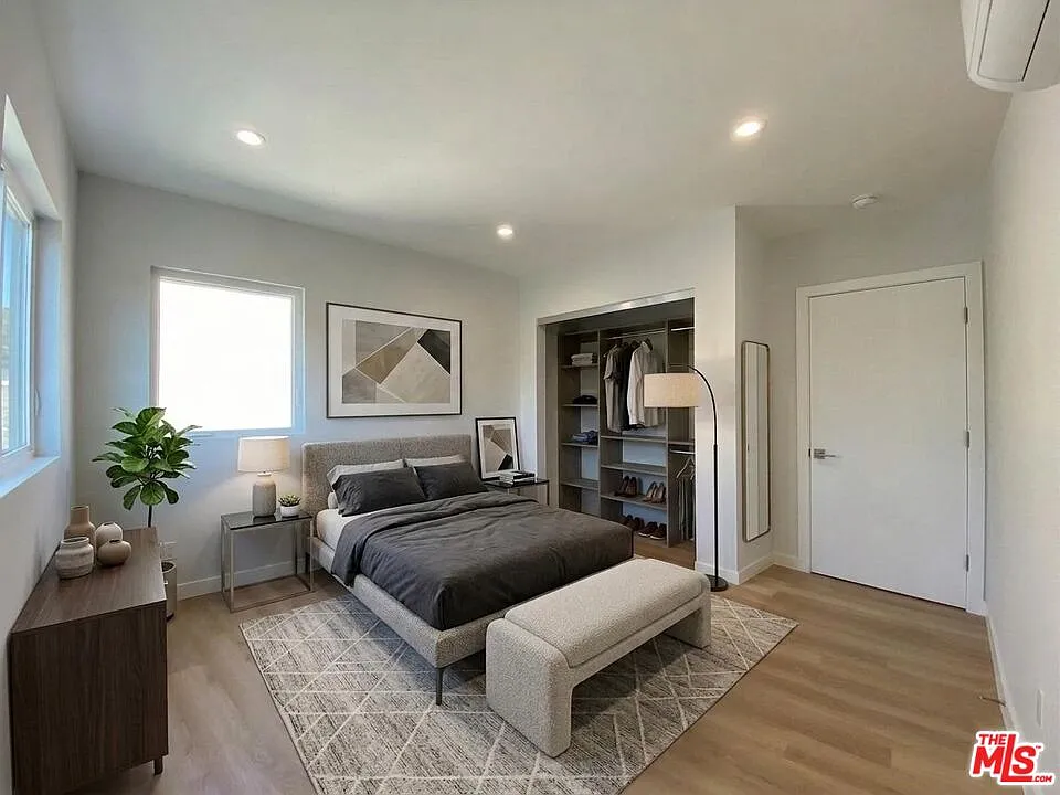 3207 W 3rd St — Photo 3