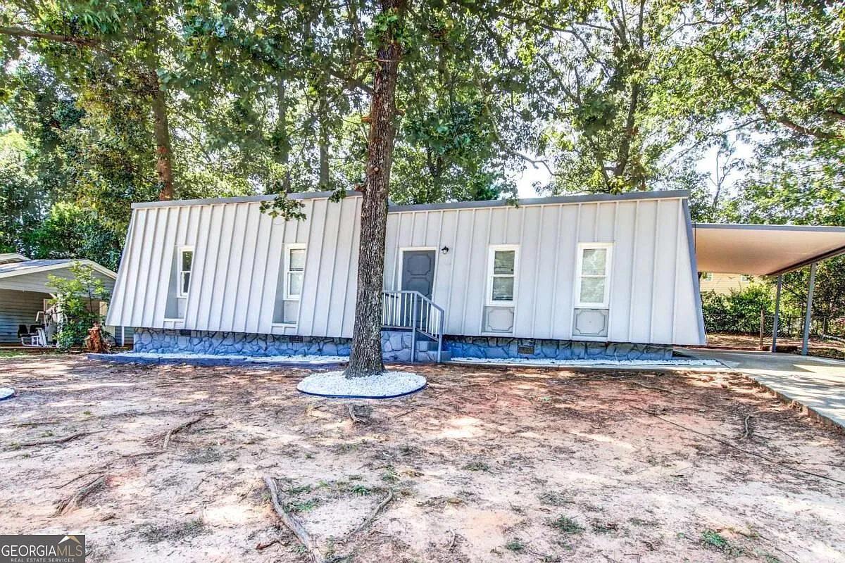 3 bed, 2.0 bath, 1204 sqft, $1,600 — Photo 2