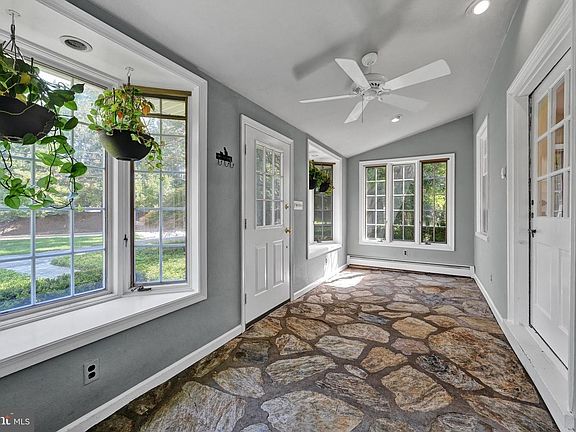 4th image of 309 Warner Rd