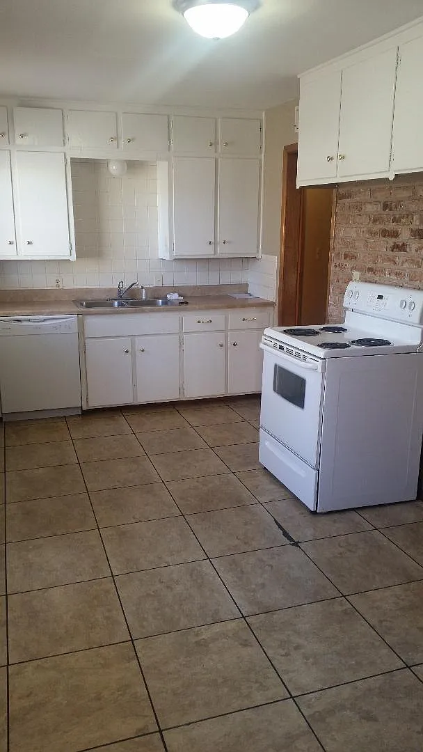 Photo 2 of 16 - 1050 N Georgie Ave - Derby, KS Kitchen - 1050 N Georgie Ave