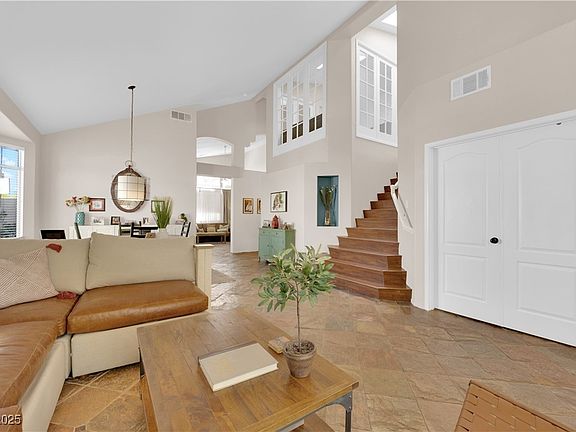 4th image of 2424 Chestnut Hill St