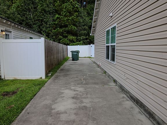 3rd image of 18 Ristona Dr