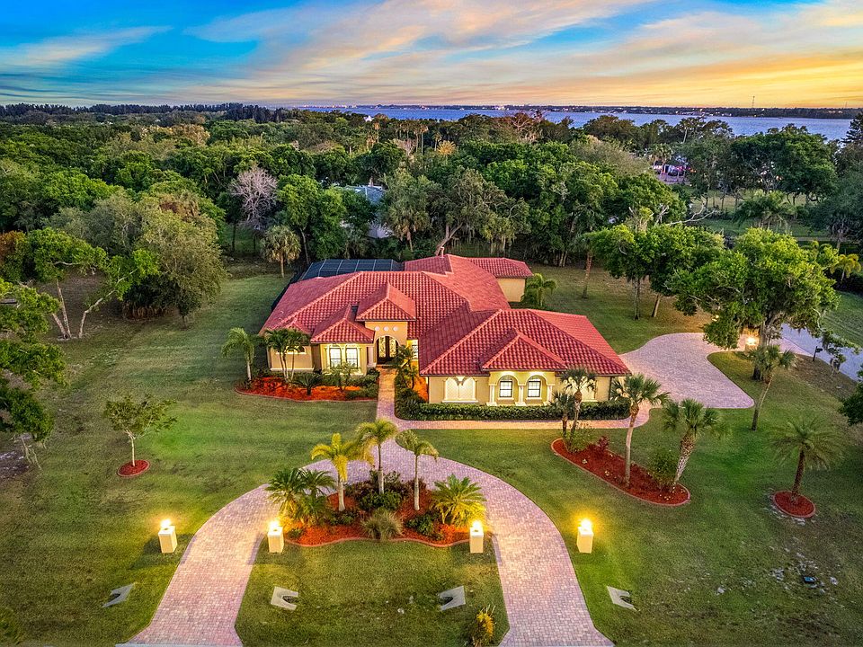 1st image of 220 Hacienda Dr
