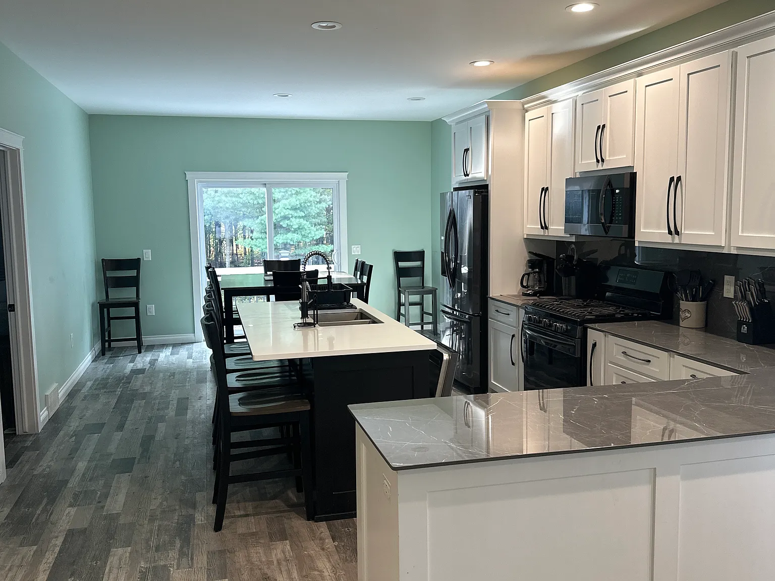 5 bed, 2200 sqft, $2,000 — Photo 2