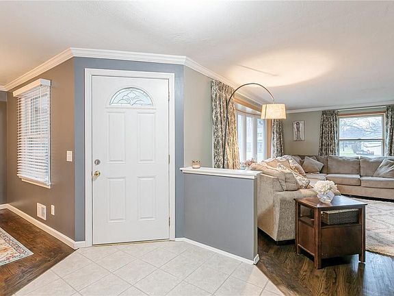 3rd image of 115 Brentwood Ln