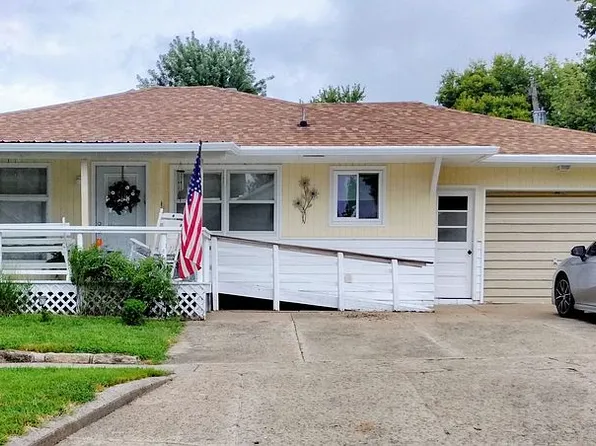 910 E 17th St, Falls City, NE 68355