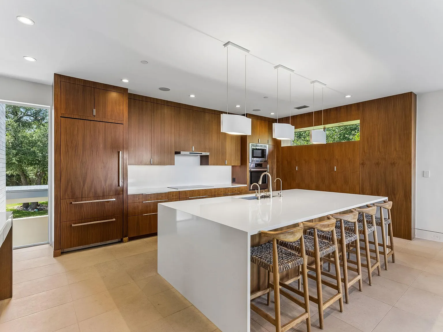 4 bed, 6.0 bath, 5244 sqft, $31,000 — Photo 3