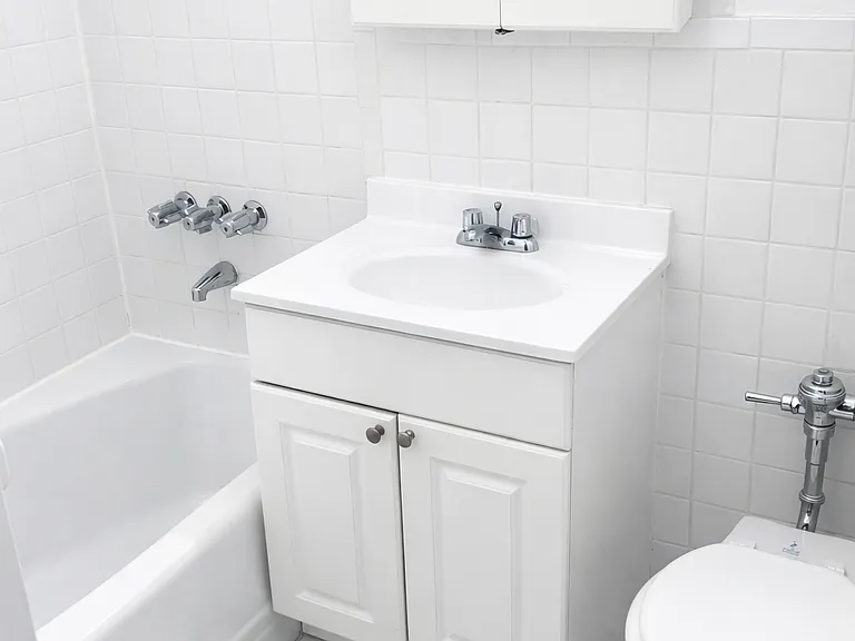 303 Webster Ave #4D — Photo 5
