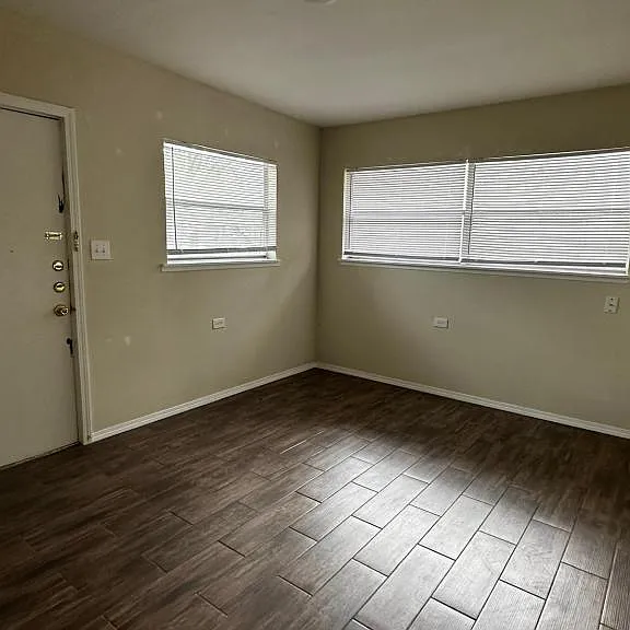 802C S Texas Blvd — Photo 2