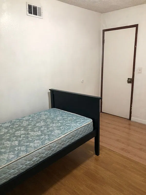 3 bed, 2.0 bath, 120 sqft, $1,100 — Photo 4