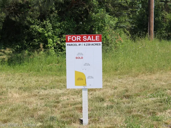 2731 Twin Oaks Dr, Milford, MI 48381