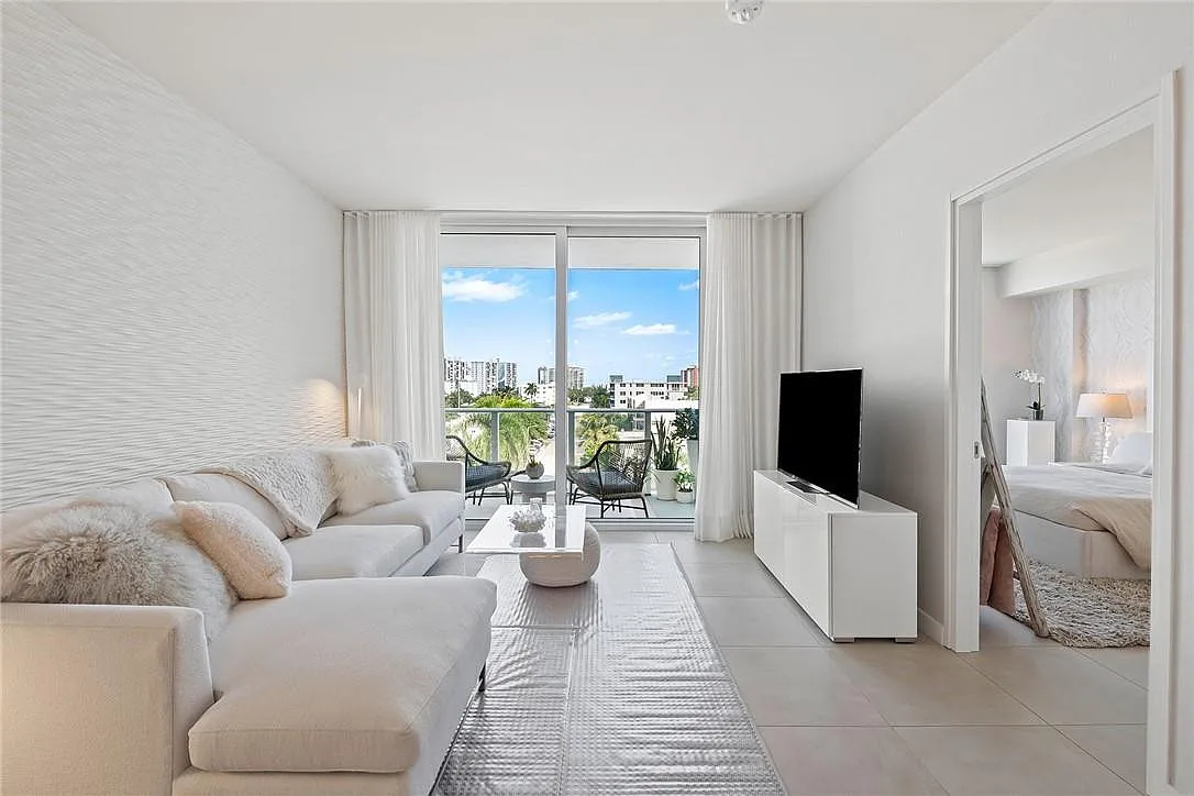 1 bed, 1.0 bath, 844 sqft, $4,500 — Photo 2