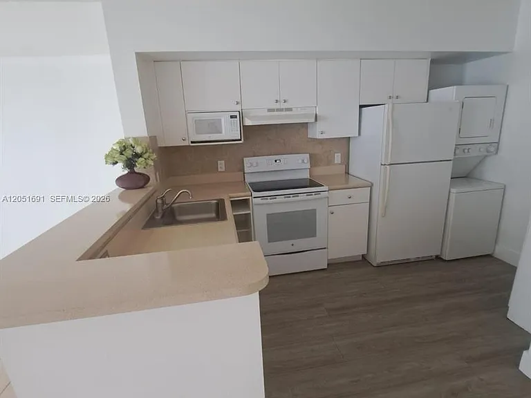 5085 NW 7th St #810 — Photo 3