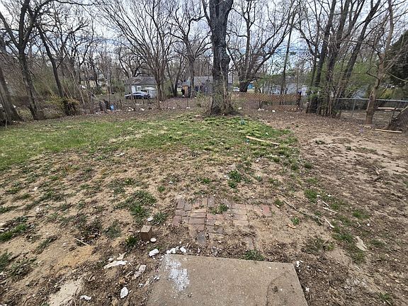 2nd image of 513 SE Pinecrest Dr