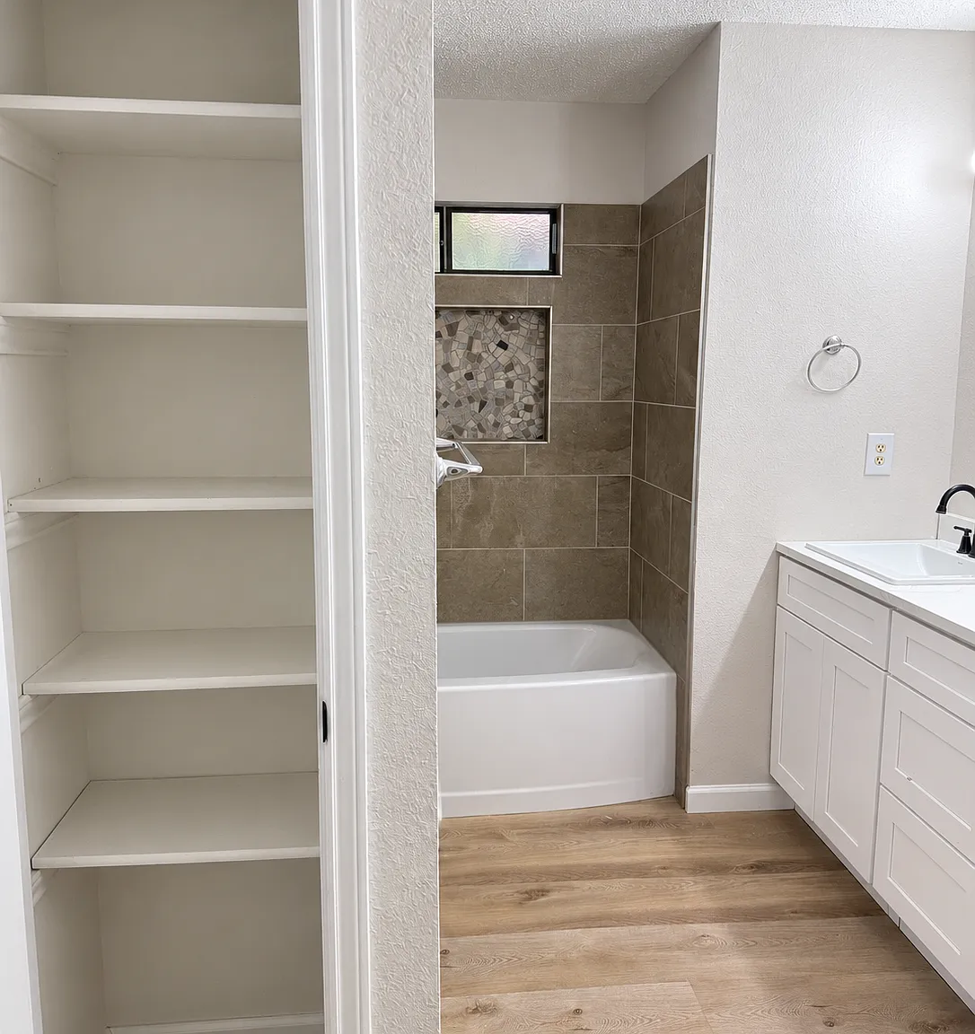 3 bed, 1368 sqft, $2,400 — Photo 3