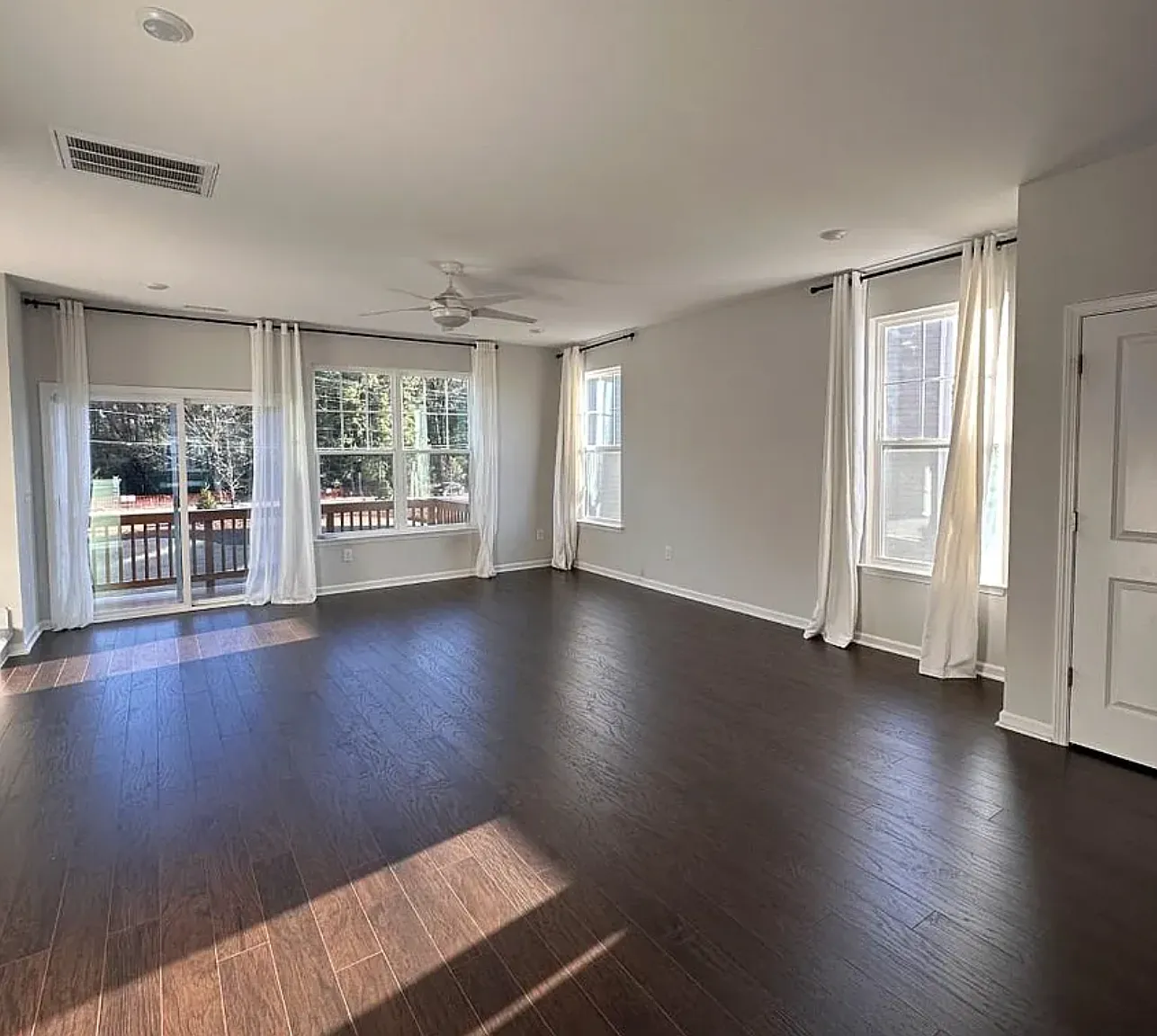 3 bed, 3.5 bath, 2303 sqft, $2,480 — Photo 2