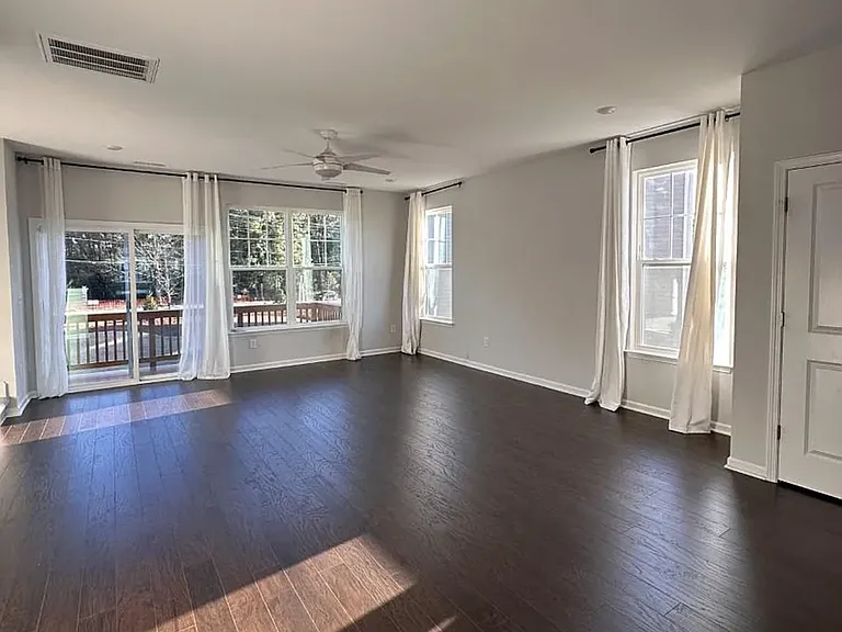 1007 Freeport Dr — Photo 2