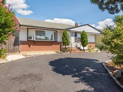 54 Wellesley Lane, Hicksville, NY, 11801