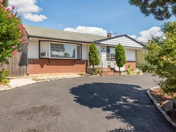 54 Wellesley Lane, Hicksville, NY 11801