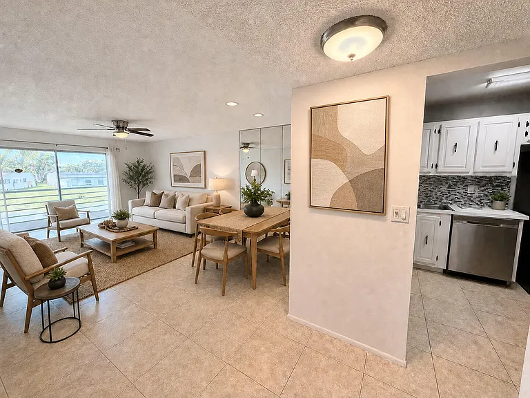 120 Lake Evelyn Dr — Photo 1