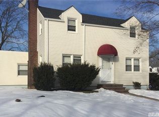 2 Webb Hill Rd, Great Neck, NY 11020