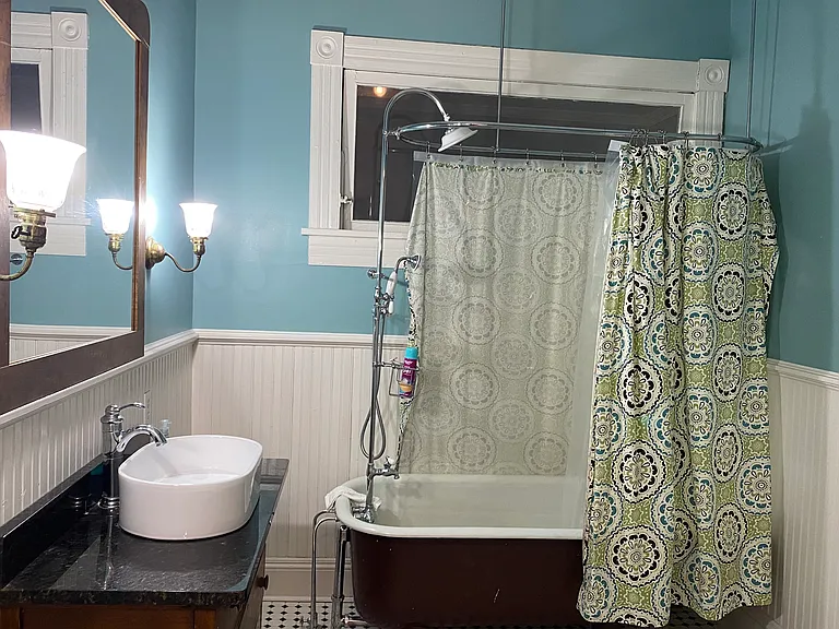 521 W College St — Photo 22