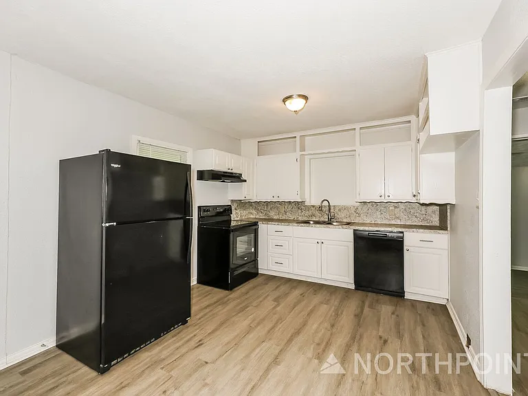 1405 Granbury St — Photo 6
