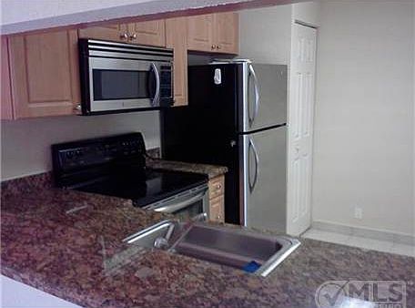 5th image of 1043 The Pointe Dr