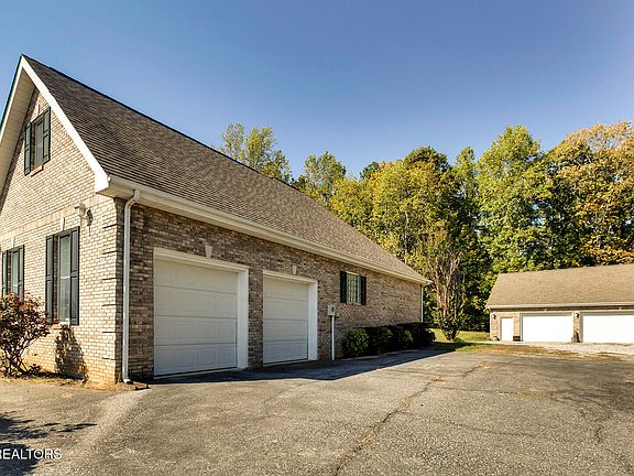 3rd image of 214 Woodhaven Dr